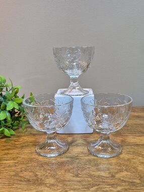 PRINCESS HOUSE Embossed Fantasia Poinsettia Pattern Glass Footed Dessert Bowls